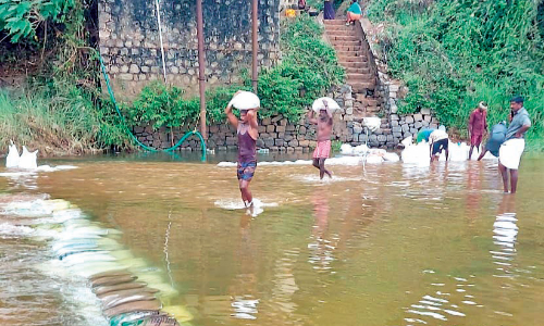 ഭാ​ര​ത​പ്പു​ഴ​യി​ൽ താ​ൽ​ക്കാ​ലി​ക ത​ട​യ​ണ നി​ർ​മി​ച്ചു