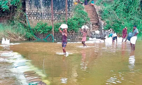 ഭാ​ര​ത​പ്പു​ഴ​യി​ൽ താ​ൽ​ക്കാ​ലി​ക ത​ട​യ​ണ നി​ർ​മി​ച്ചു