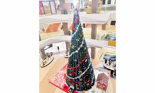 കൂറ്റൻ ക്രിസ്മസ്​ ട്രീ കൗത​ുകമാകുന്നു