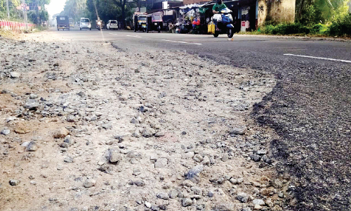 കുഴികൾ: ചൂണ്ടൽ-കുറ്റിപ്പുറം പാതയിൽ ദുരിതം