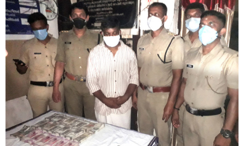 20 ലക്ഷവും സ്വർണാഭരണങ്ങളും പിടികൂടി