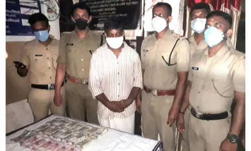 20 ലക്ഷവും സ്വർണാഭരണങ്ങളും പിടികൂടി