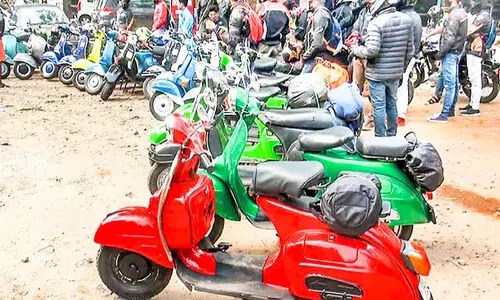 മൂന്നാറിെൻറ മലയിടുക്കുകളിൽ വീണ്ടും ടൂ സ്ട്രോക്ക് ക്ലാസിക് സ്കൂട്ടറുകളുടെ മുരൾച്ച മൂന്നാറിെൻറ മലയിടുക്കുകളിൽ വീണ്ടും ടൂ സ്ട്രോക്ക് ക്ലാസിക് സ്കൂട്ടറുകളുടെ മുരൾച്ച