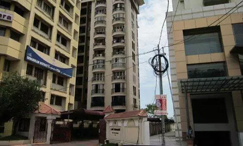 വീട്ടുജോലിക്കാരി ഫ്ലാറ്റിൽ നിന്നും വീണു മരിച്ച സംഭവത്തിൽ ഉടമക്കെതിരെ ഗുരുതര ആരോപണവുമായി ഭർത്താവ്