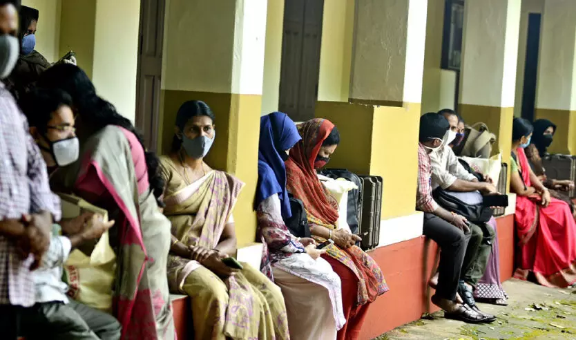 പോളിങ് സാമഗ്രികളുമായി ഉദ്യോഗസ്ഥർ കാത്തിരുന്നത് മണിക്കൂറുകൾ പോളിങ് സാമഗ്രികളുമായി ഉദ്യോഗസ്ഥർ കാത്തിരുന്നത് മണിക്കൂറുകൾ