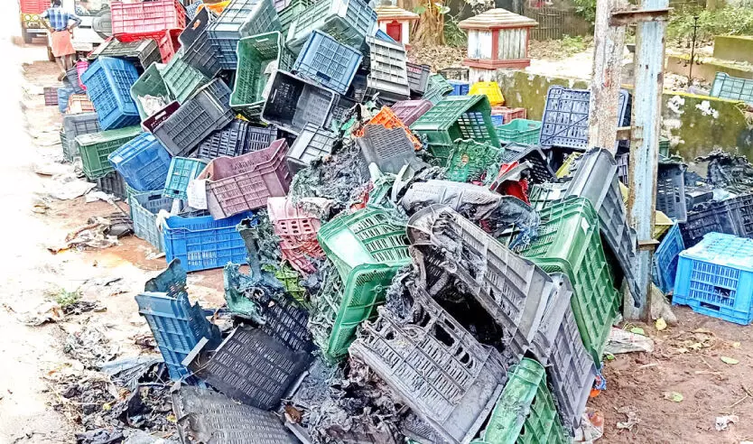 ഓടിക്കൊണ്ടിരുന്ന ലോറിയിൽനിന്ന് തീ പടർന്നത് പരിഭ്രാന്തി പരത്തി