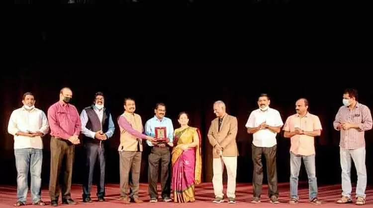 ഇട്ടിയച്ചന് യാത്രയയപ്പ് നൽകി ഇട്ടിയച്ചന് യാത്രയയപ്പ് നൽകി