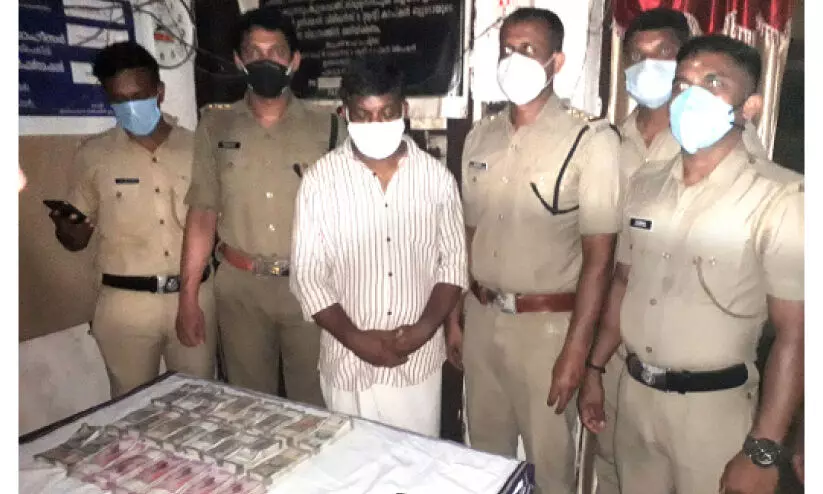20 ലക്ഷവും സ്വർണാഭരണങ്ങളും പിടികൂടി 20 ലക്ഷവും സ്വർണാഭരണങ്ങളും പിടികൂടി
