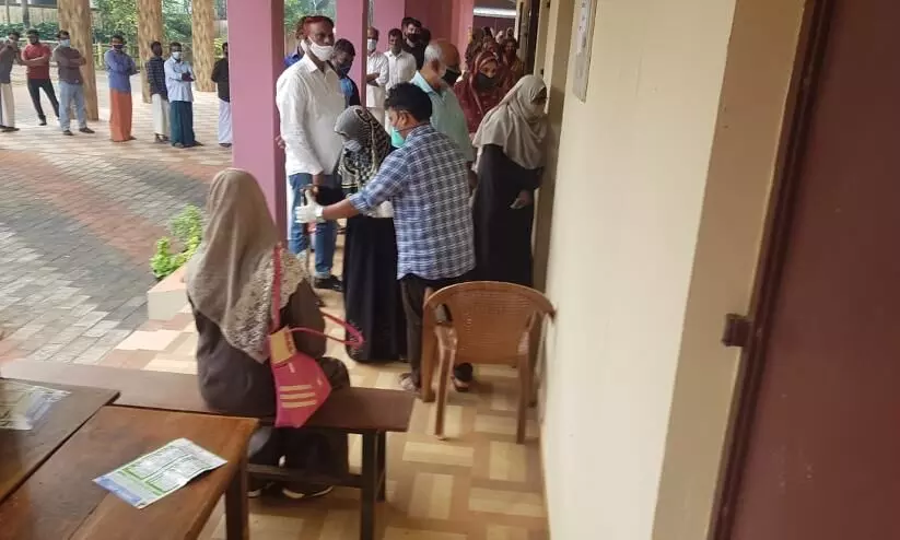 പൊറ്റശേരിയിൽ വോട്ടിങ് യന്ത്രം തകരാറിലായി പൊറ്റശേരിയിൽ വോട്ടിങ് യന്ത്രം തകരാറിലായി