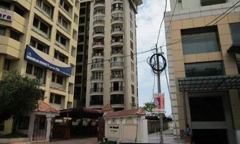 വീട്ടുജോലിക്കാരി ഫ്ലാറ്റിൽ നിന്നും വീണു മരിച്ച സംഭവത്തിൽ ഉടമക്കെതിരെ ഗുരുതര ആരോപണവുമായി ഭർത്താവ്