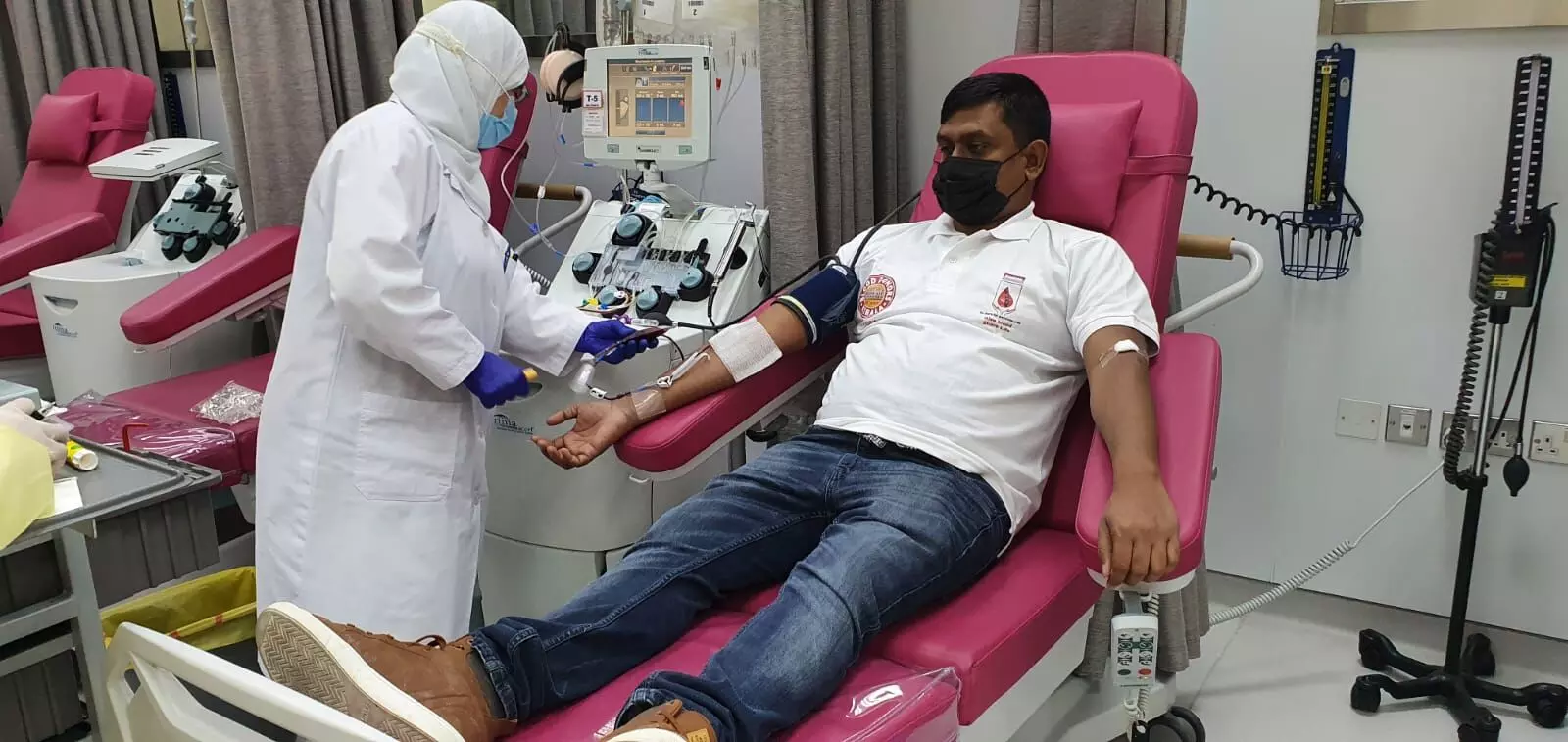 ബി.ഡി.കെ ഇടപെടൽ; സ്വദേശിയുടെ കാൻസർ ചികിത്സക്ക് ഇന്ത്യക്കാരൻ അപൂർവ രക്തം നൽകി ബി.ഡി.കെ ഇടപെടൽ; സ്വദേശിയുടെ കാൻസർ ചികിത്സക്ക് ഇന്ത്യക്കാരൻ അപൂർവ രക്തം നൽകി