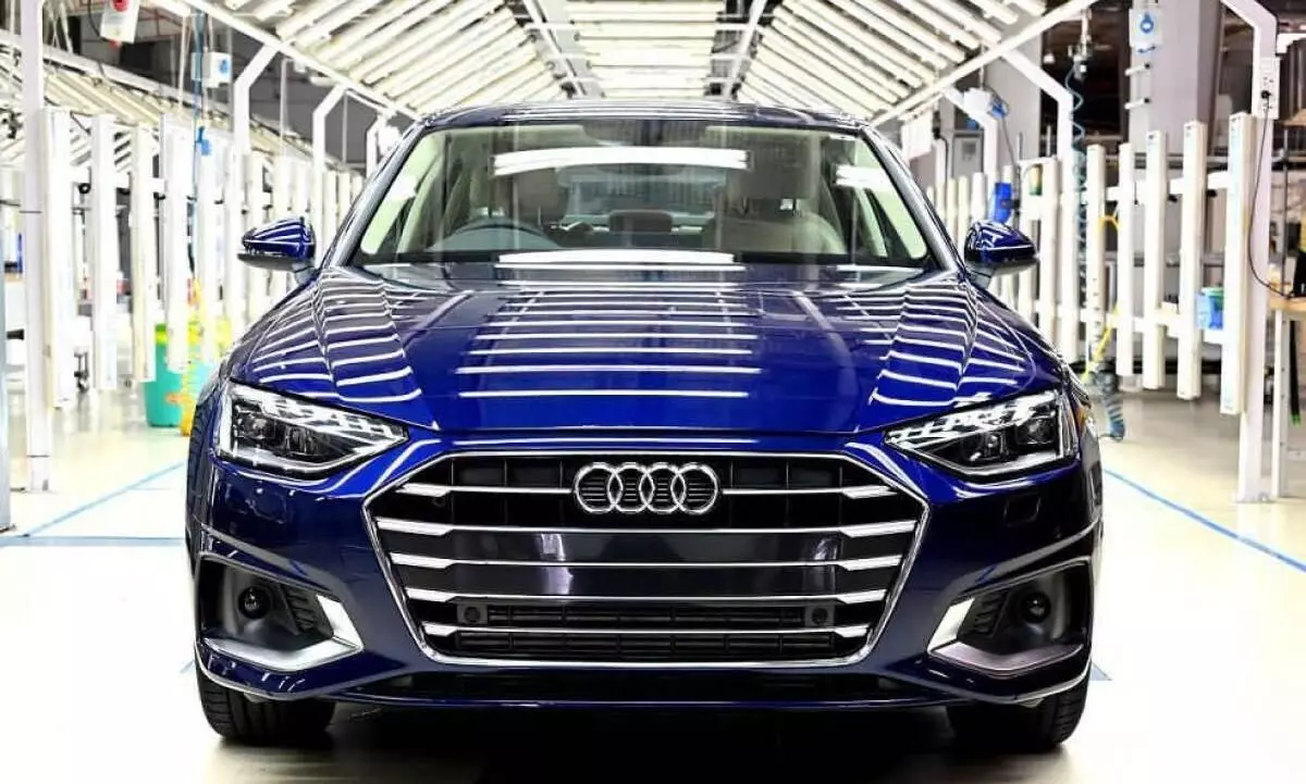 പരിഷ്കരിച്ച എ 4 പുറത്തിറക്കി ഒാഡി; 2021ൽ നിരത്തിലെത്തും പരിഷ്കരിച്ച എ 4 പുറത്തിറക്കി ഒാഡി; 2021ൽ നിരത്തിലെത്തും