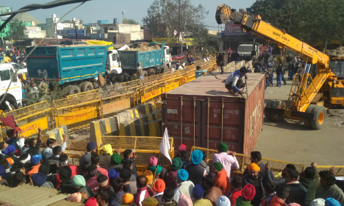 കർഷകപ്രവാഹം തടയാൻ​ കണ്ടെയ്​നർ കോട്ട കെട്ടുന്നു