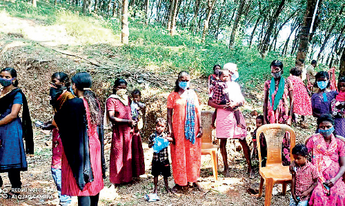 സ​മ്മ​തി​ദാ​നാ​വ​കാ​ശം വി​നി​യോ​ഗി​ക്കാ​ന്‍ ആ​ദി​വാ​സി​ക​ള്‍ കാ​ടി​റ​ങ്ങി
