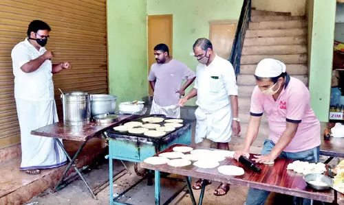 ചി​ക്ക​ൻ ക​റിക്കും പൊ​റോ​ട്ടക്കും ഇവിടെ രാ​ഷ്​​ട്രീ​യമില്ല