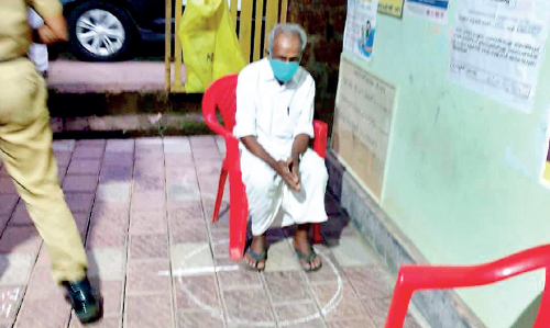 പു​ല​ർ​ച്ച 5.45ന് ബൂ​ത്തിൽ​; ​ ആ​ദ്യ​വോ​ട്ടിട്ട്​ ദാ​മോ​ദ​ര​ൻ