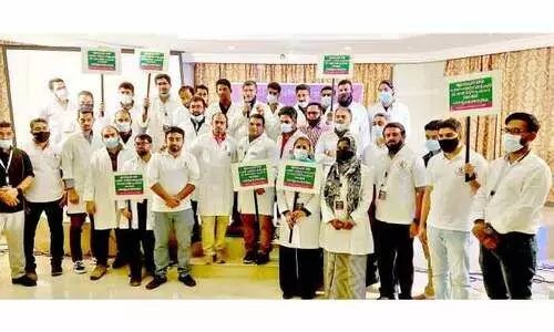 ഫാ​ർ​മ​സി​സ്​​റ്റു​ക​ളെ ഒ​ഴി​വാ​ക്കി​യ​തി​ൽ പ്ര​തി​ഷേ​ധി​ച്ചു