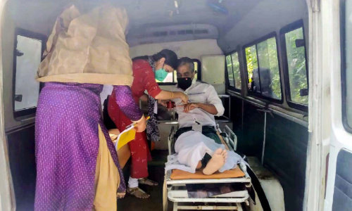 ആംബുലൻസിൽ വോട്ടുചെയ്യാനെത്തി ഒളോറ മൊയ്തീൻ