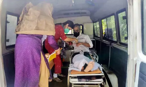 ആംബുലൻസിൽ വോട്ടുചെയ്യാനെത്തി ഒളോറ മൊയ്തീൻ