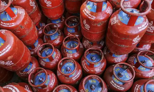 വാണിജ്യ സിലിണ്ടർ വില വീണ്ടും വർധിപ്പിച്ചു;  കൂട്ടിയത്​ 72.50 രൂപ