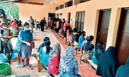 താ​നാ​ളൂ​രി​ൽ വീ​ടി​ന്​ നേ​രെ ആ​ക്ര​മ​ണം; സ്ഥാ​നാ​ർ​ഥി  ഉ​ൾ​പ്പെ​ടെ ഏ​ഴു​പേ​ർ​ക്ക്​ പ​രി​ക്ക്