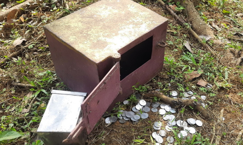 ക​ല്ല​ടി​ക്കോ​ട്ട് പോ​സ്​​റ്റ്​ ഒാ​ഫി​സി​ലും ക്ഷേ​ത്ര​ത്തി​ലും മോ​ഷ​ണം