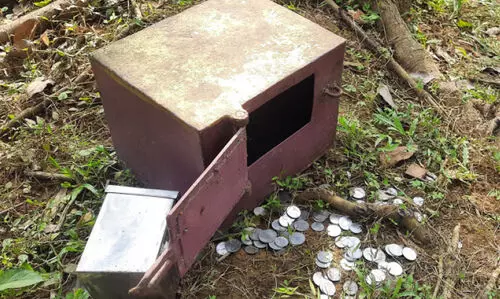 ക​ല്ല​ടി​ക്കോ​ട്ട് പോ​സ്​​റ്റ്​ ഒാ​ഫി​സി​ലും ക്ഷേ​ത്ര​ത്തി​ലും മോ​ഷ​ണം