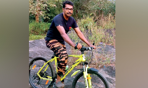 പ​ത്ത്​ നാ​ൾ, 1305 കി​ലോ​മീ​റ്റ​ർ; സൈ​ക്ലി​ങ്ങി​ൽ ഓ​മ​ൽ അ​ബ്​​ദു