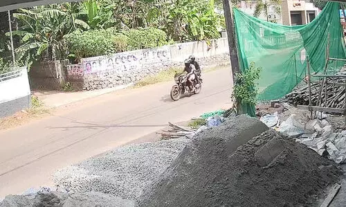 ഹെ​ൽ​മ​റ്റ് ധ​രി​ച്ച് ക​ട​യി​ലെ​ത്തി​യ​വ​ർ വ​യോ​ധി​ക​യു​ടെ മാ​ല പൊ​ട്ടി​ച്ച് ക​ട​ന്നു