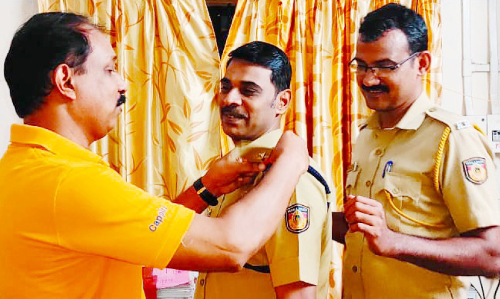 എ.എസ്.ഐ ആയപ്പോള്‍ ബാഡ്ജ് നൽകാൻ 20 വർഷം മുമ്പ്​ പരിശീലനം നല്‍കിയ ഓഫിസര്‍