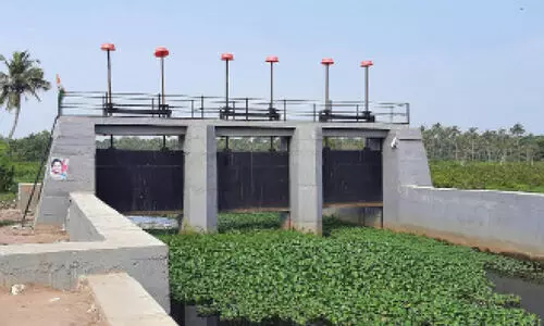 ല​ക്ഷ​ങ്ങ​ൾ മു​ട​ക്കി സ്ഥാ​പി​ച്ച ചീ​പ്പും ഷ​ട്ട​റും നശിക്കുന്നു