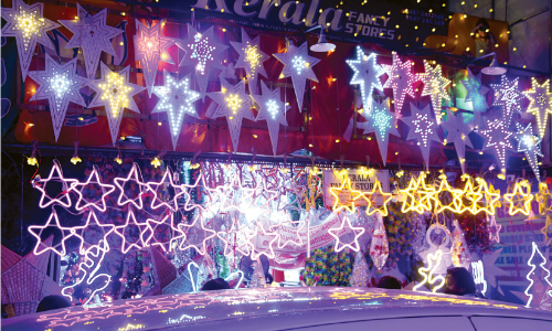 ക്രി​സ്​​മ​സ്​ വി​പ​ണി​ സജീവം; താരം നിയോൺ സ്​റ്റാർ ത​െന്ന