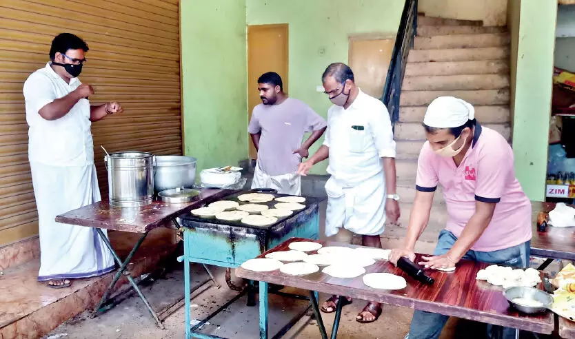 ചിക്കൻ കറിക്കും പൊറോട്ടക്കും ഇവിടെ രാഷ്ട്രീയമില്ല ചിക്കൻ കറിക്കും പൊറോട്ടക്കും ഇവിടെ രാഷ്ട്രീയമില്ല