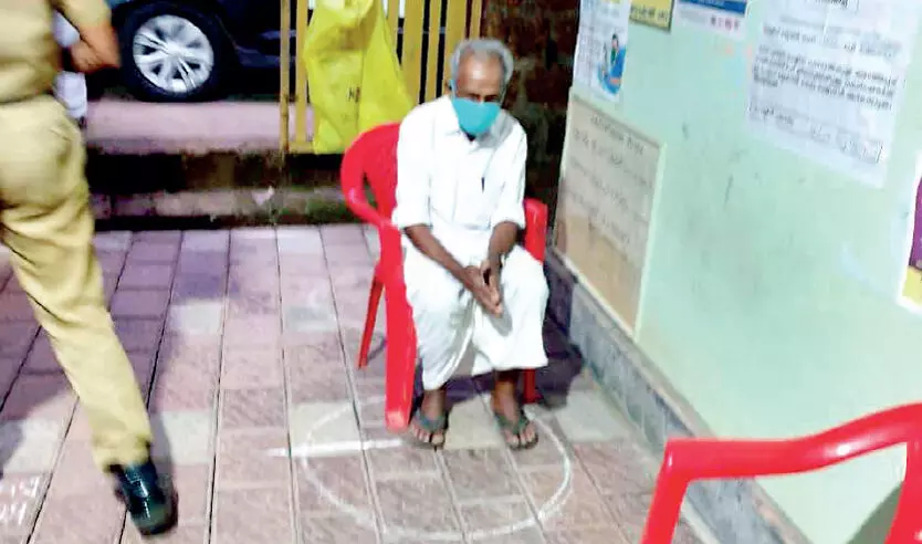 പു​ല​ർ​ച്ച 5.45ന് ബൂ​ത്തിൽ​; ​ ആ​ദ്യ​വോ​ട്ടിട്ട്​ ദാ​മോ​ദ​ര​ൻ