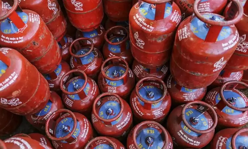 700ഉം കടന്ന് പാചക വാതക വില; ഗാർഹിക സിലിണ്ടറിന് 50 രൂപ കൂട്ടി 700ഉം കടന്ന് പാചക വാതക വില; ഗാർഹിക സിലിണ്ടറിന് 50 രൂപ കൂട്ടി