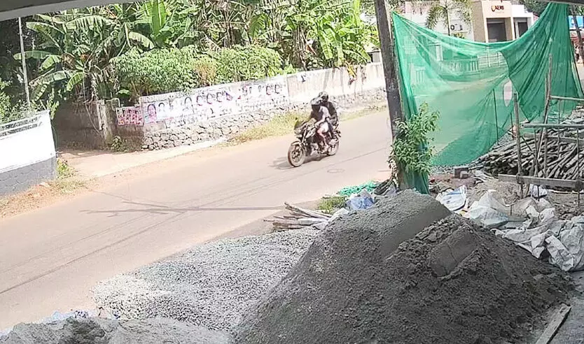 ഹെൽമറ്റ് ധരിച്ച് കടയിലെത്തിയവർ വയോധികയുടെ മാല പൊട്ടിച്ച് കടന്നു ഹെൽമറ്റ് ധരിച്ച് കടയിലെത്തിയവർ വയോധികയുടെ മാല പൊട്ടിച്ച് കടന്നു