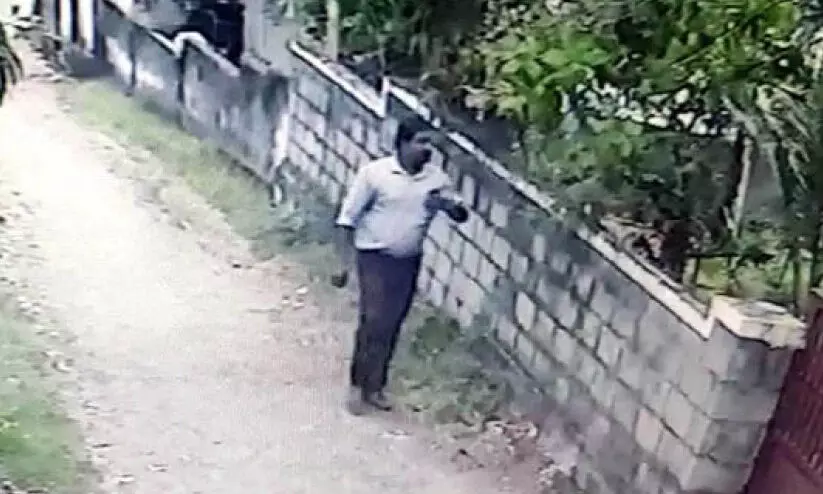 ഹെല്ത്ത് ഇന്സ്പെക്ടര് ചമഞ്ഞ അജ്ഞാതന് പെൺകുട്ടികളോട് അപമര്യാദയായി പെരുമാറുന്നതായി പരാതി ഹെല്ത്ത് ഇന്സ്പെക്ടര് ചമഞ്ഞ അജ്ഞാതന് പെൺകുട്ടികളോട് അപമര്യാദയായി പെരുമാറുന്നതായി പരാതി