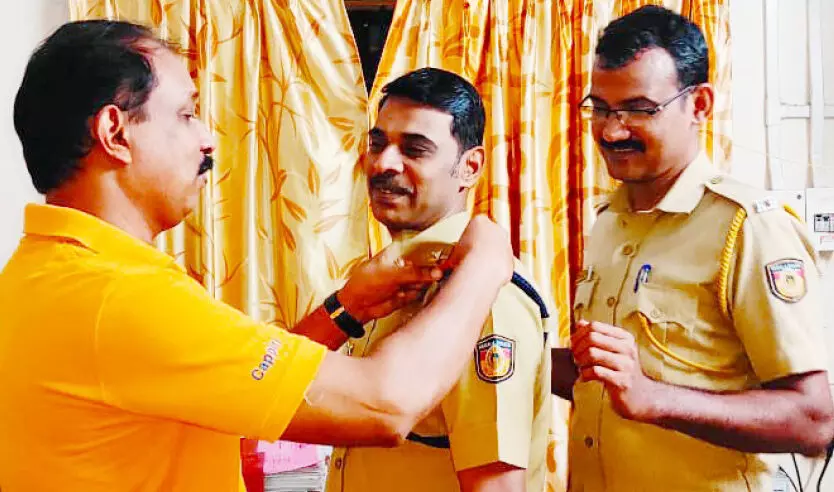 എ.എസ്.ഐ ആയപ്പോള്‍ ബാഡ്ജ് നൽകാൻ 20 വർഷം മുമ്പ്​ പരിശീലനം നല്‍കിയ ഓഫിസര്‍