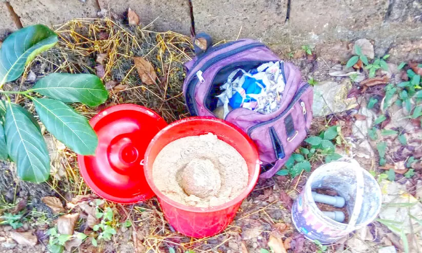 മുഴക്കുന്നിൽ റോഡരികിലെ കലുങ്കിനുള്ളിൽ നാടൻ ബോംബുകൾ മുഴക്കുന്നിൽ റോഡരികിലെ കലുങ്കിനുള്ളിൽ നാടൻ ബോംബുകൾ