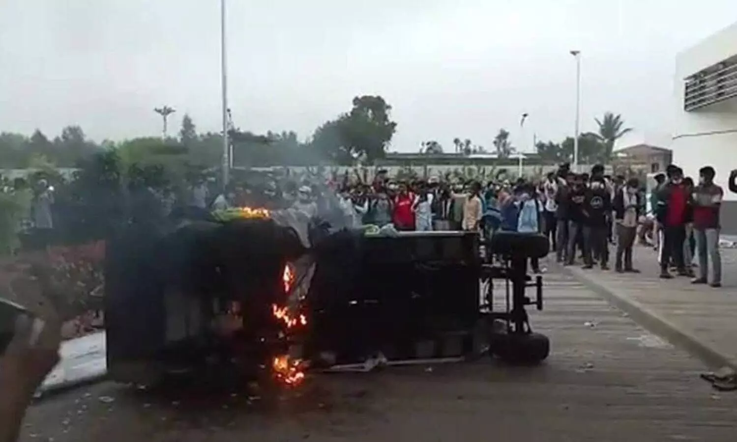 ​െഎഫോൺ നിർമാണ കമ്പനിയിലെ അക്രമത്തിലേക്കു​ വഴിവെച്ചത്​ കടുത്ത അനീതിയും ചൂഷണവും