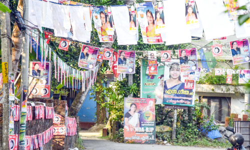 വഴികളിലെ കൊടിതോരണം മാറ്റാൻ സ്​നേഹത്തി​െൻറ ഭാഷയിൽ നാട്ടുകാരാവശ്യപ്പെടുകയാണ്...