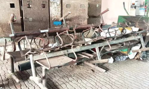 മാഫിയകൾ തമ്പടിച്ചു; യാത്രക്കാർ സ്​റ്റാൻഡ്​ വിട്ടു