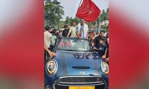 സി.പി.എം കൊടിയുമായി മിനി കൂപ്പറിൽ കാരാട്ട് ഫൈസലിൻെറ ആഹ്ലാദ പ്രകടനം