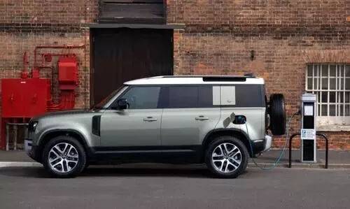 ഡിഫന്‍ഡര്‍ ഹൈബ്രിഡ്​ വരുന്നൂ; ഇന്ത്യയില്‍ ബുക്കിങ്​ പുനരാരംഭിച്ച് ലാന്‍ഡ് റോവര്‍