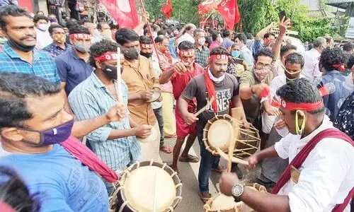 ആലപ്പുഴയിൽ എൽ.ഡി.എഫിന് വിമതർക്ക് മുന്നിലും വീഴാത്ത വിജയം ആലപ്പുഴയിൽ എൽ.ഡി.എഫിന് വിമതർക്ക് മുന്നിലും വീഴാത്ത വിജയം