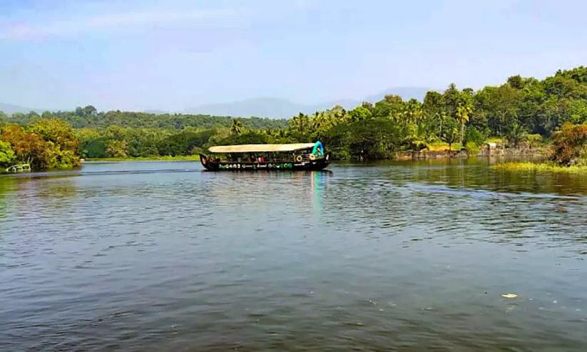 ഭൂതത്താൻകെട്ടിൽ ബോട്ട്​ സവാരി തുടങ്ങി; കാടുകണ്ട്​, കാഴ്​ചകണ്ട്​ ഒഴുകിനടക്കാൻ പോരൂ