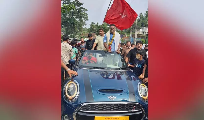 സി.പി.എം കൊടിയുമായി മിനി കൂപ്പറിൽ കാരാട്ട് ഫൈസലിൻെറ ആഹ്ലാദ പ്രകടനം