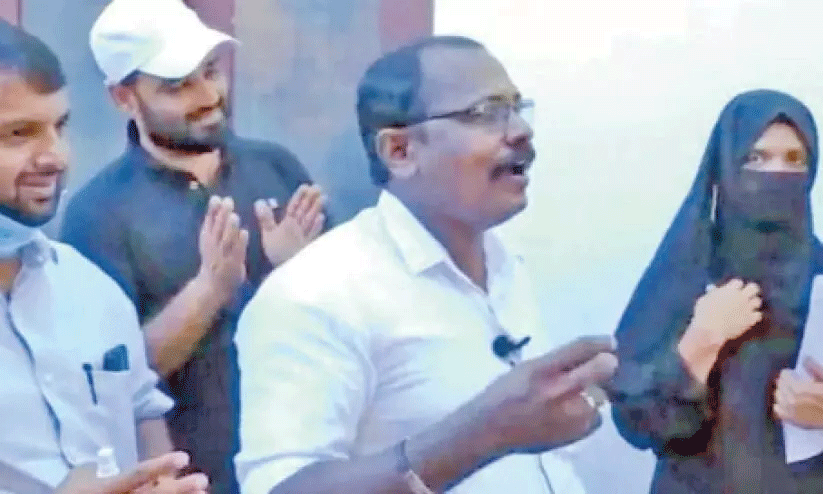 മിമിക്രിക്ക് ലഭിച്ച കൈയ്യടികൾ വോട്ടായി; കലാഭവൻ രാജു കാസർകോട് ബ്ലോക്കിലേക്ക് മിമിക്രിക്ക് ലഭിച്ച കൈയ്യടികൾ വോട്ടായി; കലാഭവൻ രാജു കാസർകോട് ബ്ലോക്കിലേക്ക്