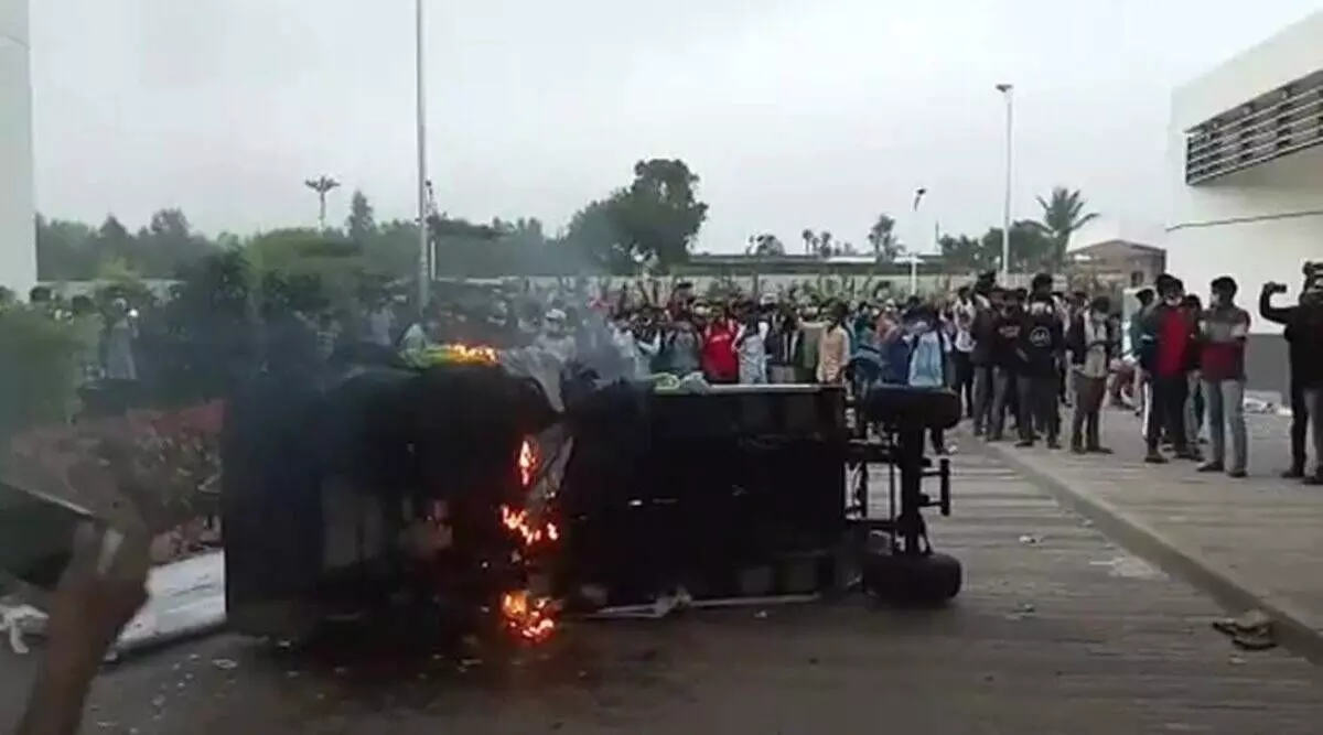 െഎഫോൺ നിർമാണ കമ്പനിയിലെ അക്രമത്തിലേക്കു വഴിവെച്ചത് കടുത്ത അനീതിയും ചൂഷണവും െഎഫോൺ നിർമാണ കമ്പനിയിലെ അക്രമത്തിലേക്കു വഴിവെച്ചത് കടുത്ത അനീതിയും ചൂഷണവും