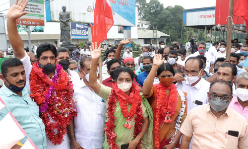 ഇ​ട​ത്തോ​ട്ട്​ ചാ​ഞ്ഞ്​ കോ​ൺ​ഗ്ര​സ്​ കോ​ട്ട